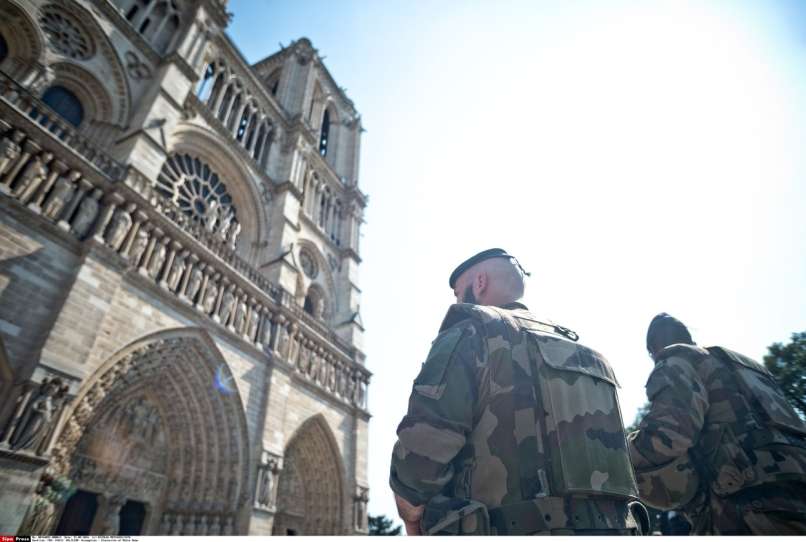 katedrala Notre Dame Pariz vojaki