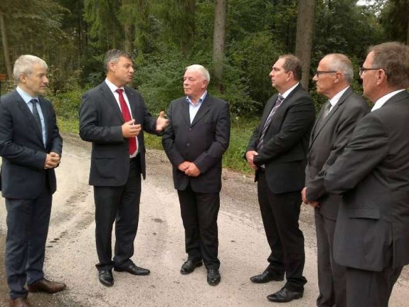Ogledali so si lokacijo gradbišča, kje bo potekal del nove ceste Kranj – Sp. Brnik.