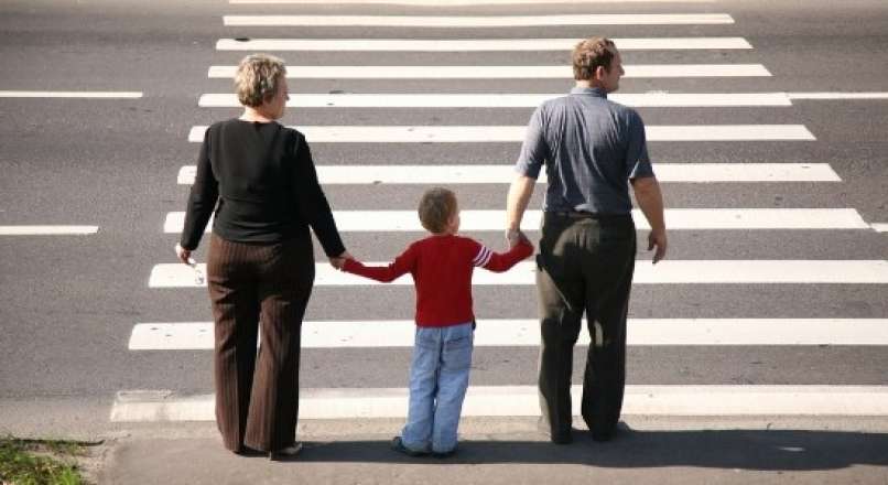 6.-crossing-the-road-seniors-and-child-550x300