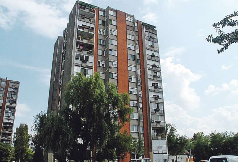 Deklica (7) z balkona padla v smrt