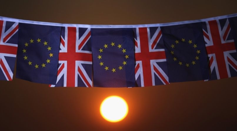 brexit-britanija-eu-zastavi_ge