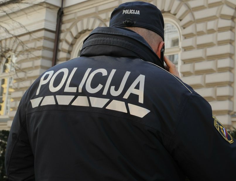 Policista nista oklevala in takoj pomagala Tolmincu