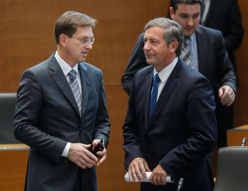 Erjavec Cerar v ozadju Hugo