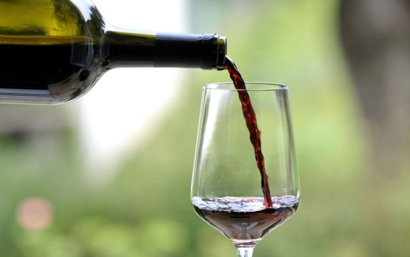 vino-rdece-kozarec-steklenica_bobo