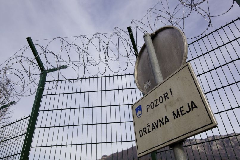 Meja pozor ograje in žice