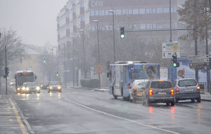 Ljubljana, poledica, sneg, semafor, križišče