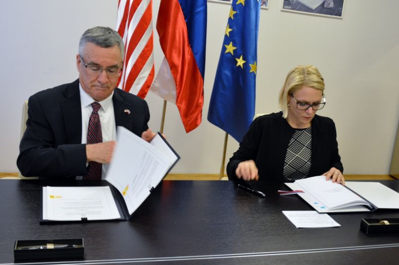 Brent R. Hartley, Anja Kopač Mrak