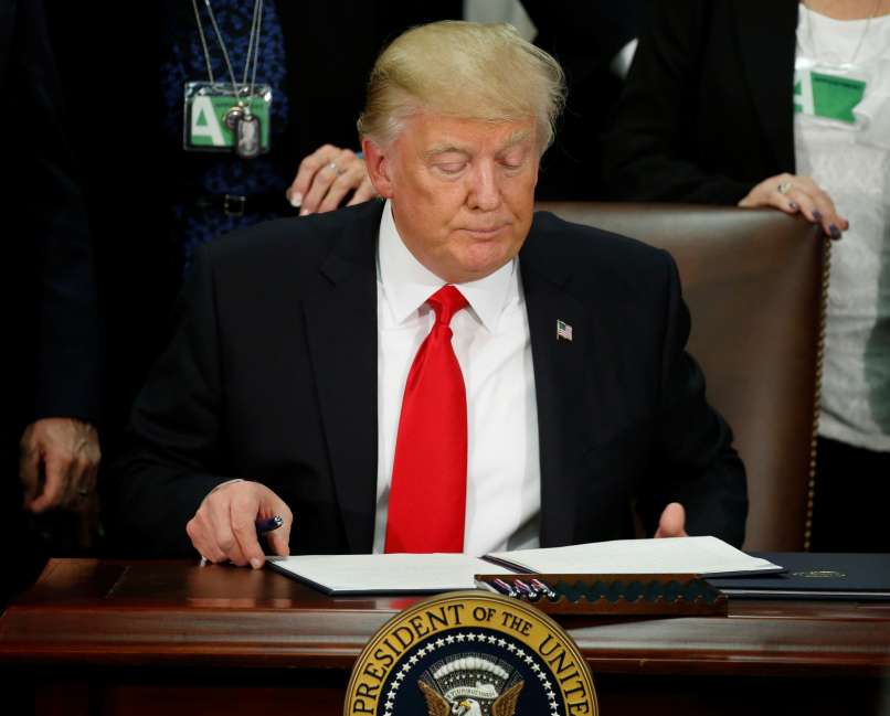 Donald Trump, podpis, uredba, predsednik ZDA