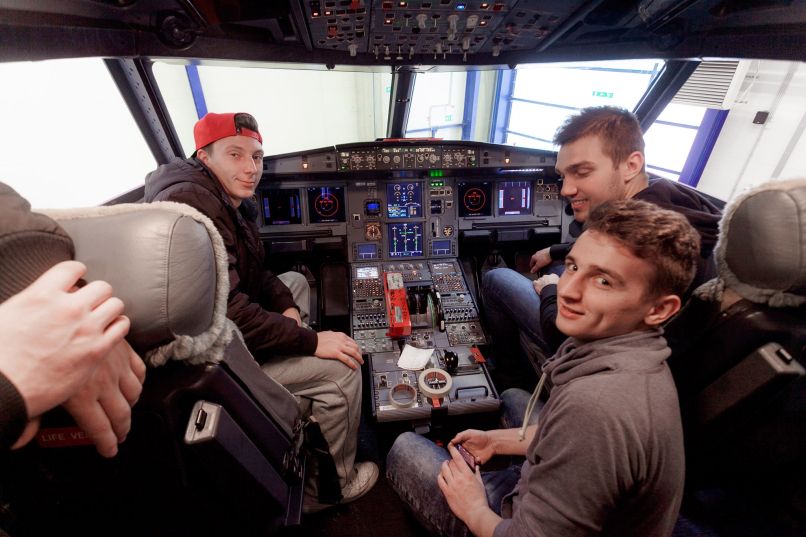 Dijaki so si z veseljem ogledali tudi pilotsko kabino.