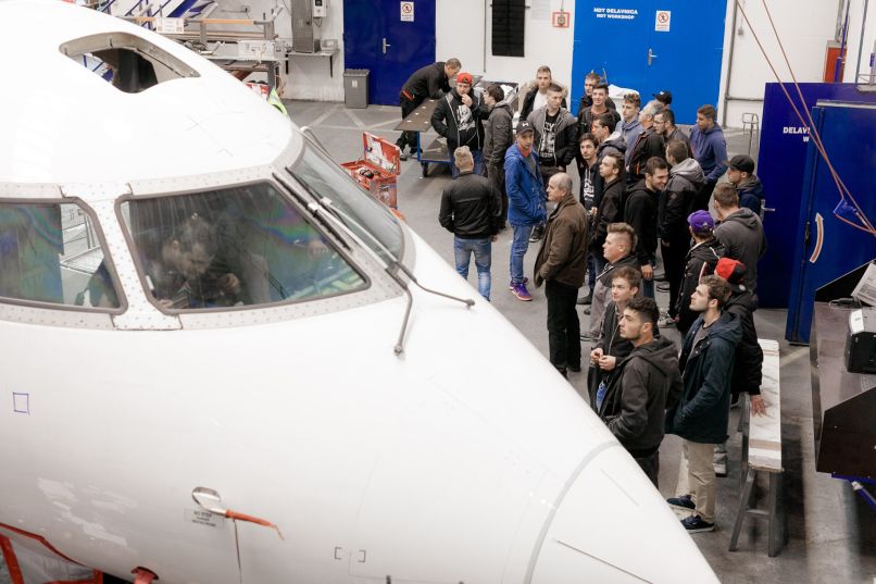 Podjetje Adria Airways Tehnika so obiskali dijaki Šolskega centra Ptuj.