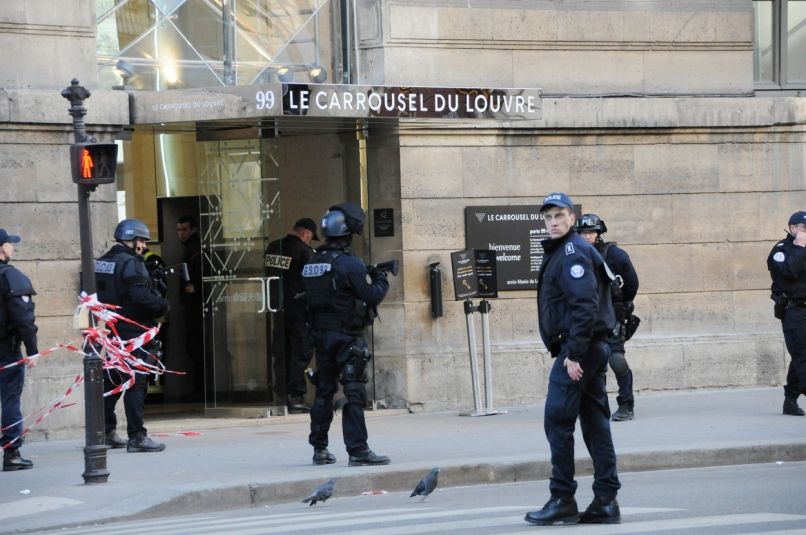 Louvre, policija, evakuacija obiskovalcev, napad, mačeta