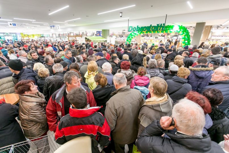 v pričakovanju otvoritve