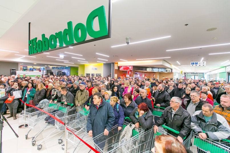 Prvi obiskovalci v pričakovanju odprtja