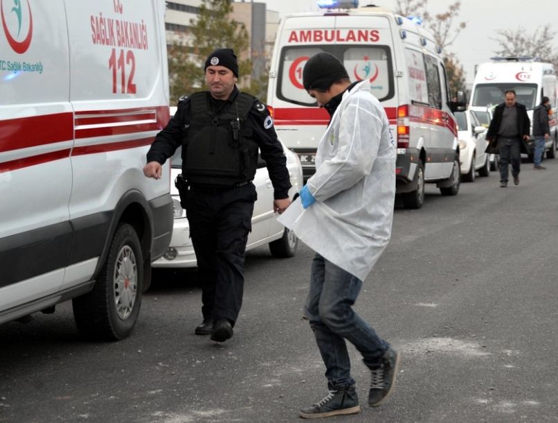 turški reševalci in policija po bombni eksploziji