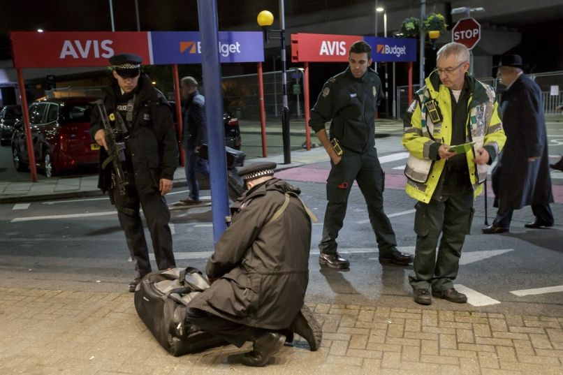letališče London, britanska policija