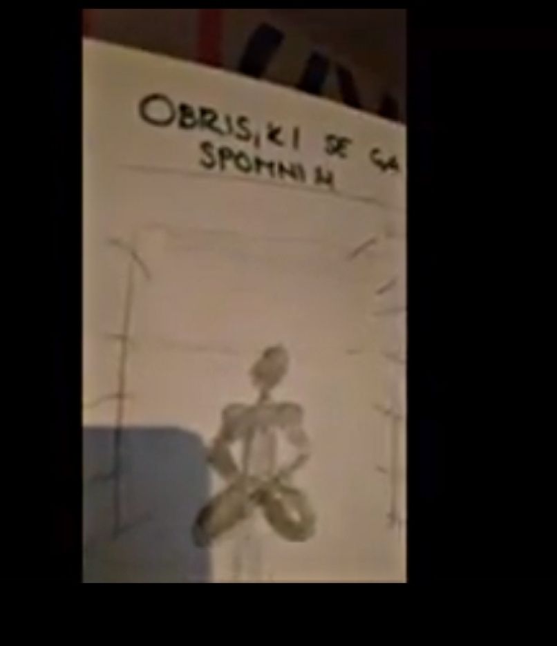 Narisala je prizor, ki ji je ostal v spominu; moškega nad njenim telesom