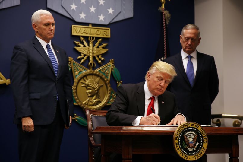 Donald Trump, podpisovanje, izvršni ukaz