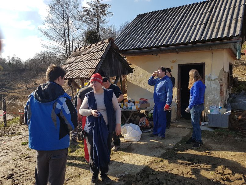 Sladki Vrh, Roman Adler, požar, sorodniki, prijatelji