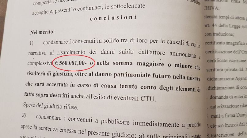 Iz tožbe je razvidno, da zdravnik zahteva odškodnino v višini 560.000 evrov