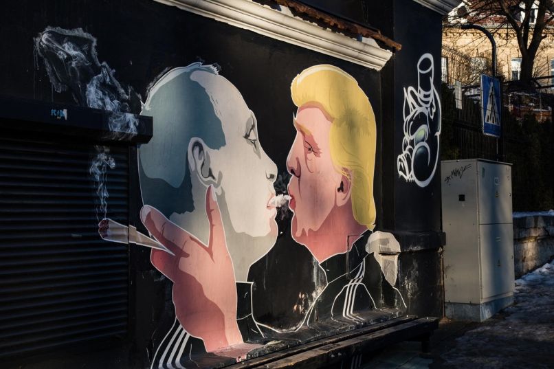 grafit, Vladimir Putin, Donald Trump, joint, dim, marihuana, mural, VIlnius, Vilna, Litva