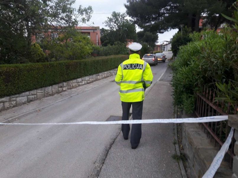 izola, umor, kladivo