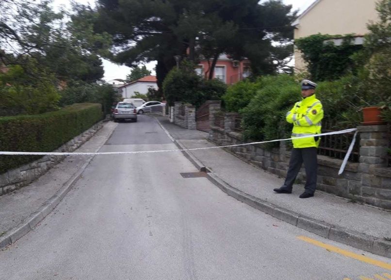 izola, umor, kladivo2