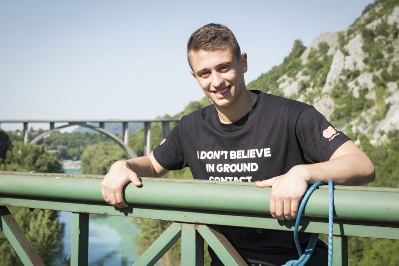Jan je tisti, ki je z vrvjo zanihal nad smaragdno Sočo