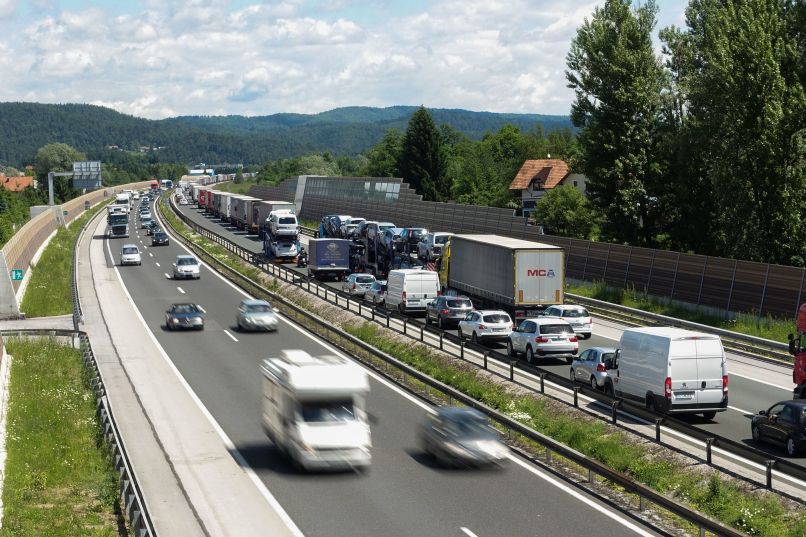 prometna nesreča, vrhnika, zastoj
