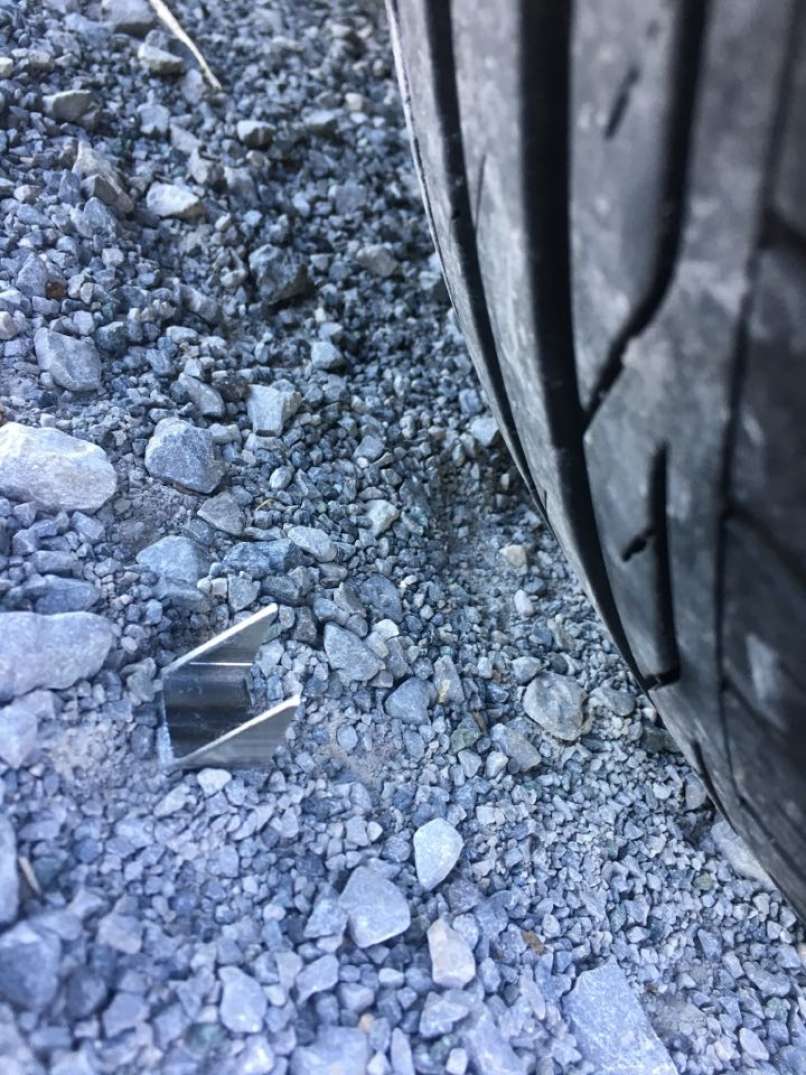 Na omenjenem parkirišču je bil ovekovečen tudi ta oster predmet