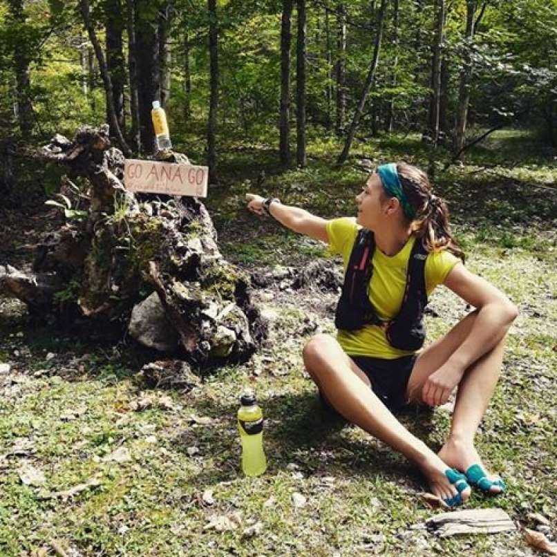 Na poti sta tekačico vzpodbujala tudi brat in fant