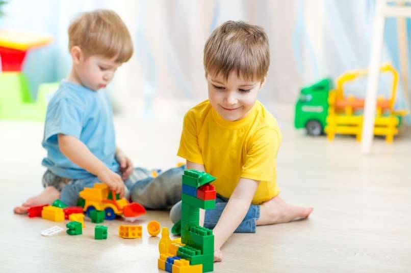 otroci igra otroška soba kocke
