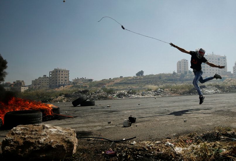 Palestinec meče kamenje