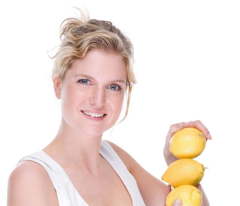 ženska z limonami
