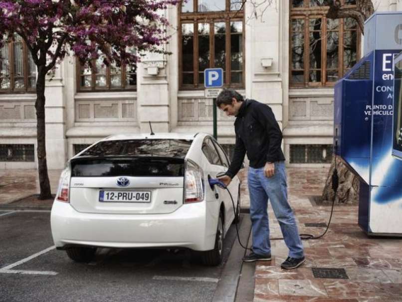 Toyota testira brezžično polnjenje baterij