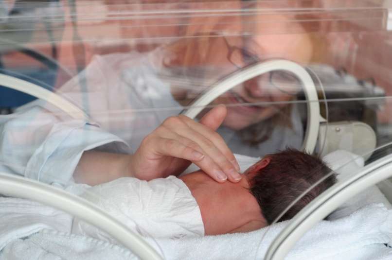 baby-in-incubator-e1487262524422