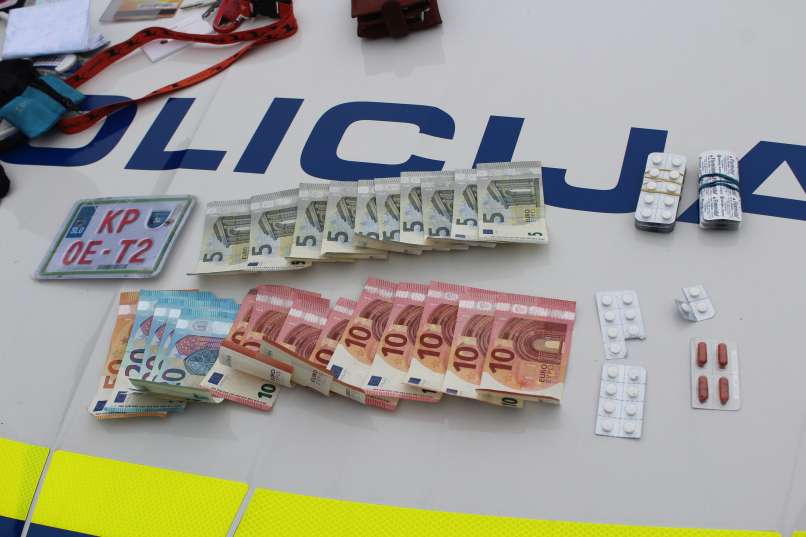 koper, zaseg, denar, registrska tablica