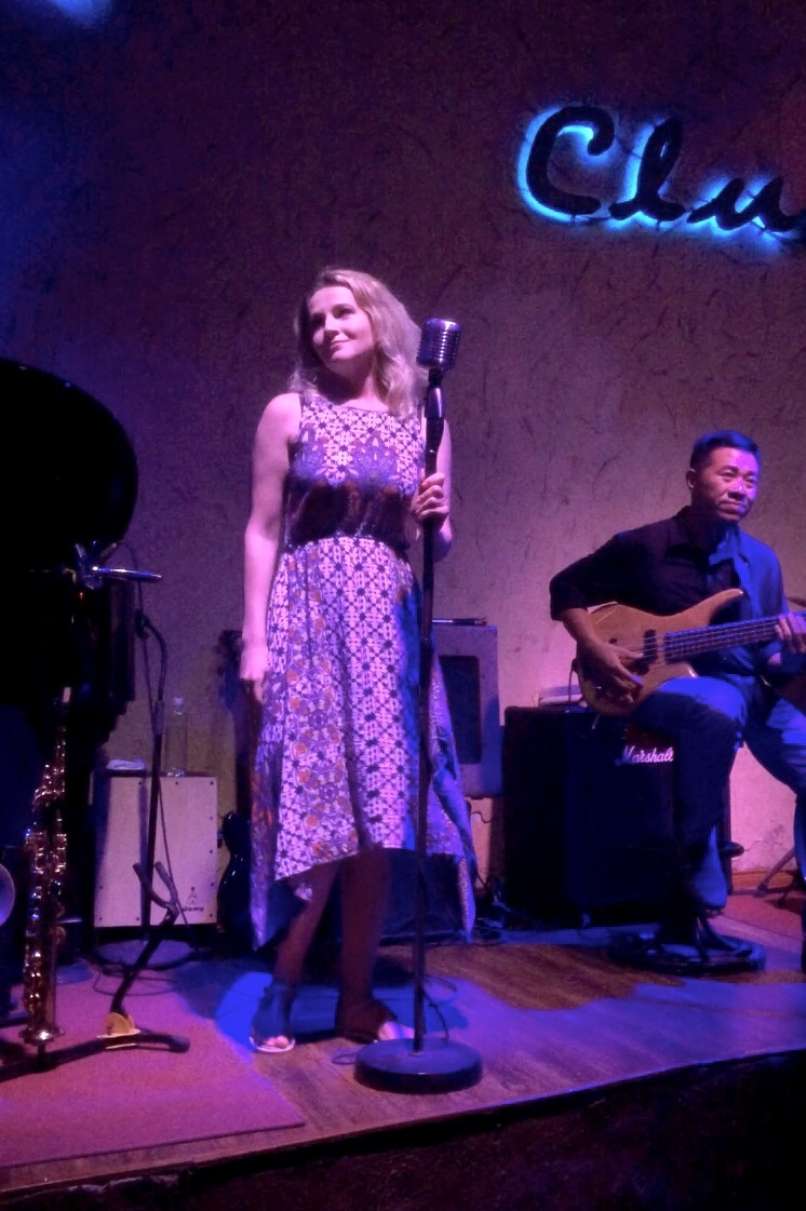 Ani Frece – jazz bar Saxanart v Saigonu