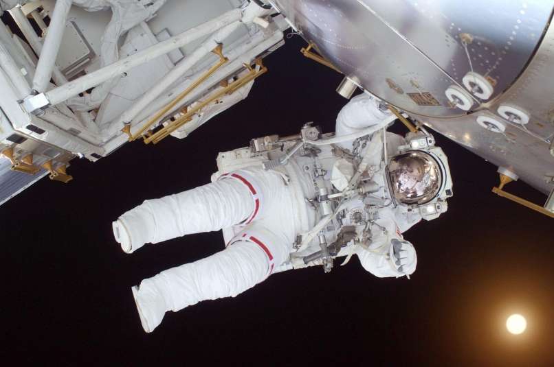 astronavt kozmonavt hubble teleskop