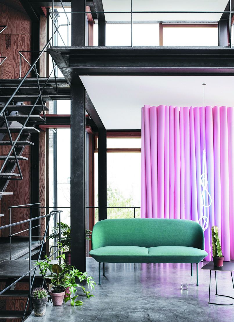 06_muuto_oslo-2seater-steelcut-trio-966-airy-halfsize-high-res-lifestyle_muuto