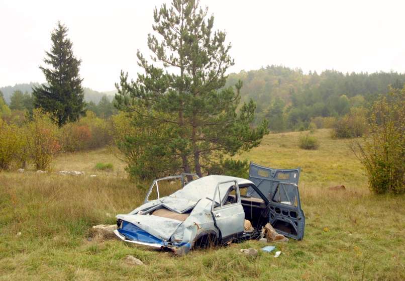 Divje odlagališče, razbitina avtomobila, pločevina