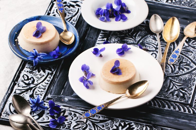 vaniljev puding z vijolicami