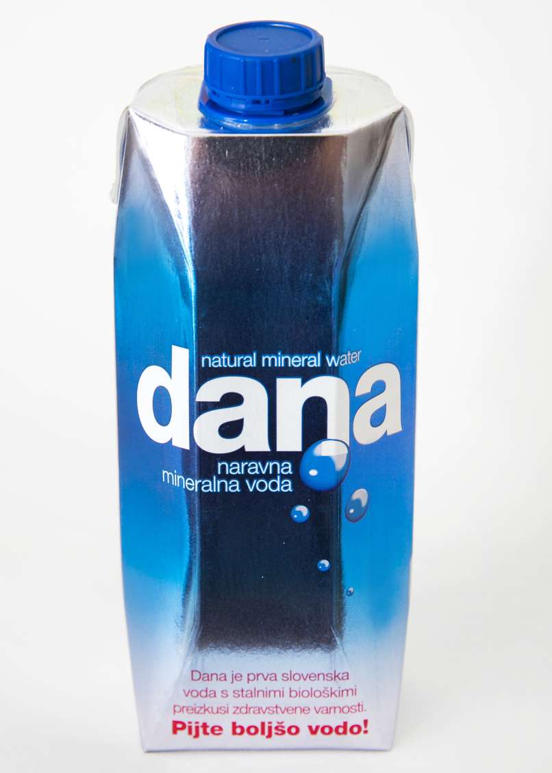 Foto1_naravna mineralna voda Dana v Tetra Prisma Aseptic 750 ml embalaži