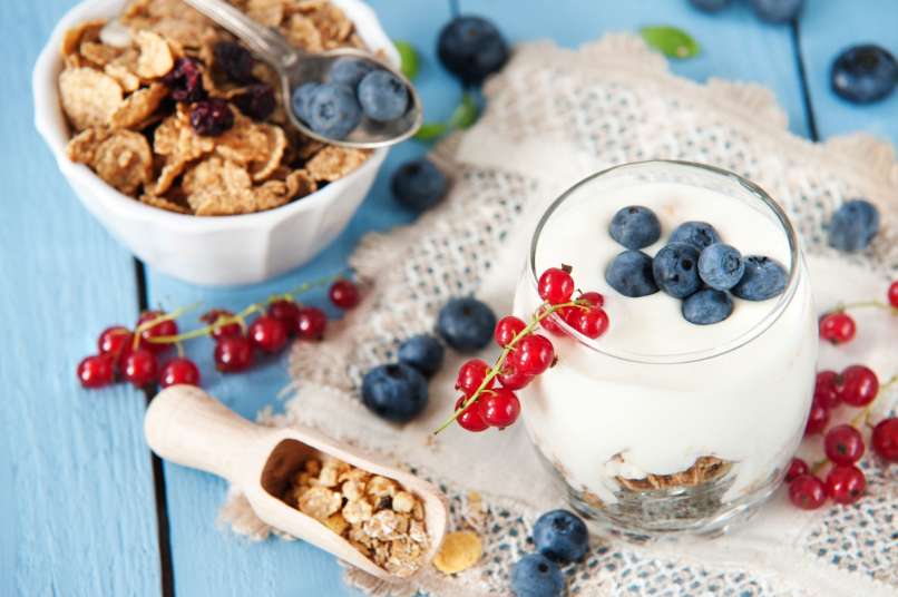 jogurt, sadje, kosmiči