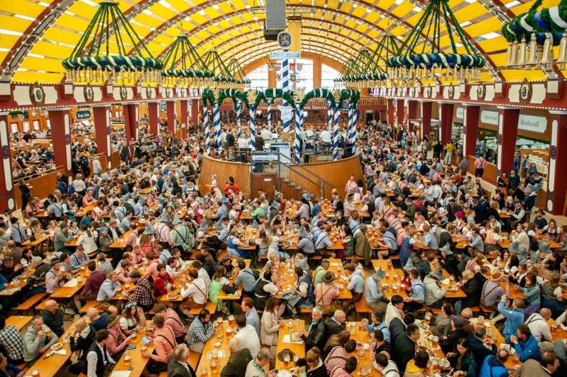 oktoberfest_dvorana_pivo