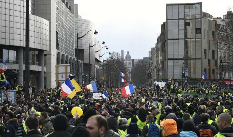 pariz_rumeni jopiči