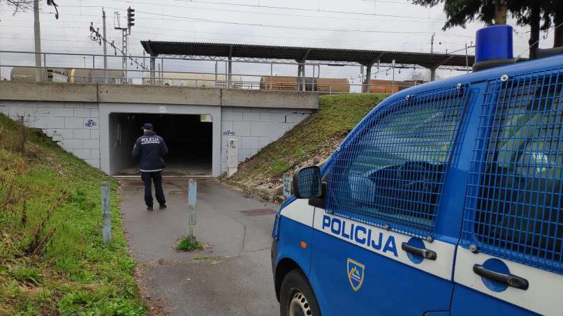 zalog, železniška postaja, policija, sumljiv predmet