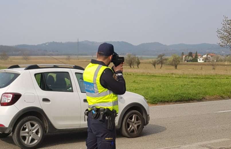 merjenje hitrosti, policist, policija,