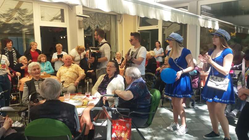 Zbrana druščina v Domu za ostarele Bežigrad