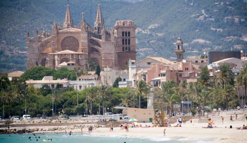 Krizarjenje_krstarenje_Palma_de_Mallorca_plaza_katedrala