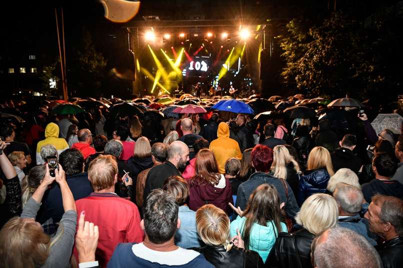 4_Kljub dežju je mariborski Trg Leona Štuklja napolnila množica obiskovalcev (foto Marko Pigac)